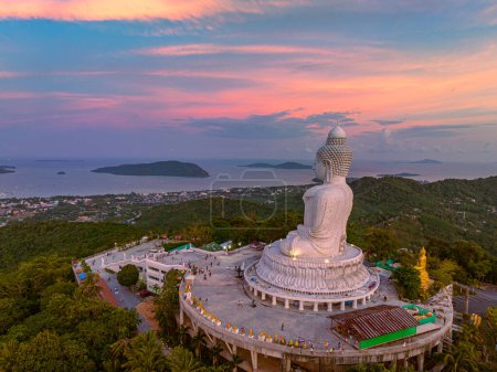 Foto de Vista aérea alrededor de Phuket gran Buda en la hermosa puesta del sol - Imagen libre de derechos