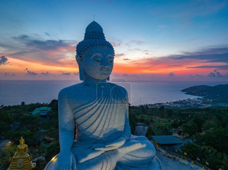 Téléchargez les photos : Vue aérienne autour de Phuket grand Bouddha dans beau coucher de soleil - en image libre de droit