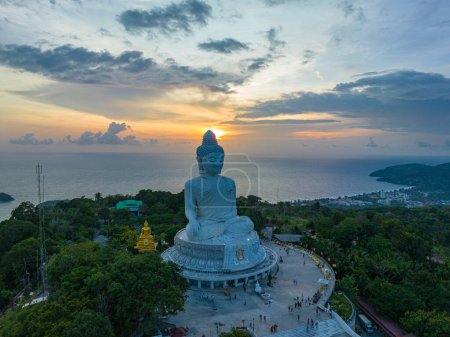 Foto de Vista aérea alrededor de Phuket gran Buda en la hermosa puesta del sol - Imagen libre de derechos