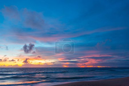 Foto de Escena de colorida luz rosa en el cielo sobre el océano - Imagen libre de derechos