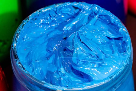 Foto de Cerrar el color azul de la tinta para imprimir camiseta en el cubo de vidrio transparente - Imagen libre de derechos