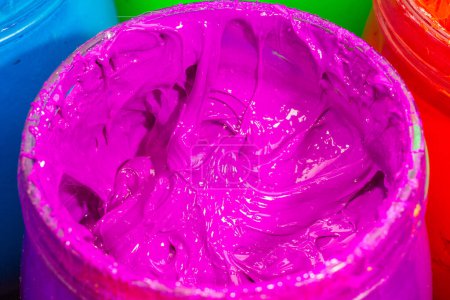 Foto de Cerrar color púrpura de la tinta para imprimir camiseta en el cubo de vidrio transparente - Imagen libre de derechos