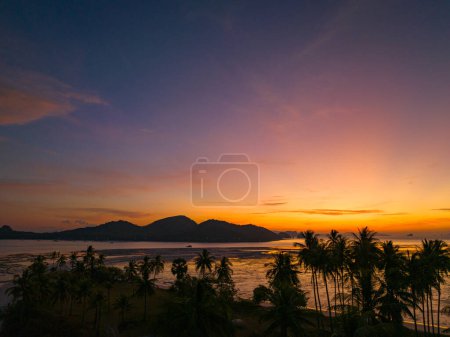 Téléchargez les photos : Vue aérienne ciel magnifique au lever du soleil au-dessus des cocotiers. Magnifique vue aérienne du paysage coloré pendant le coucher du soleil - en image libre de droit