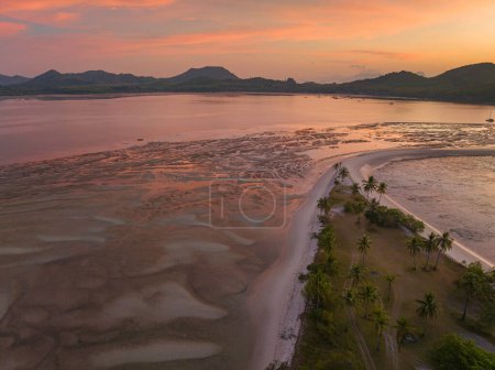 Téléchargez les photos : Vue aérienne au-dessus du banc de sable s'étend vers le bas dans la mer - en image libre de droit