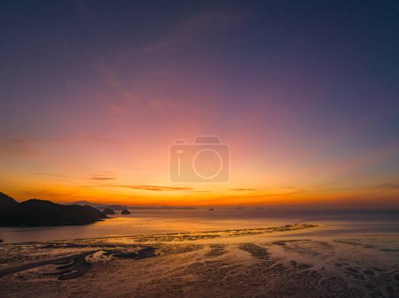 Foto de Vista aérea impresionante cielo al amanecer por encima de la isla de Ko Yao Noi - Imagen libre de derechos