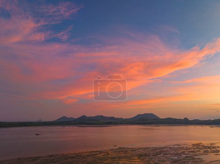 Téléchargez les photos : Vue aérienne ciel magnifique au lever du soleil au-dessus de Ko Yao Noi île - en image libre de droit