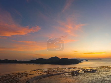 Téléchargez les photos : Vue aérienne ciel magnifique au lever du soleil au-dessus de Ko Yao Noi île - en image libre de droit