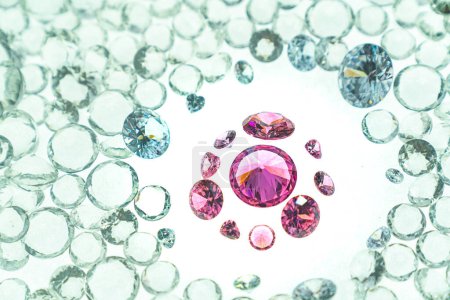 Foto de Las piedras preciosas rosadas se muestran sobre un fondo blanco girando a su derredor. Los diamantes rosados de varios tamaños y formas se muestran en el centro de los diamantes blancos. - Imagen libre de derechos