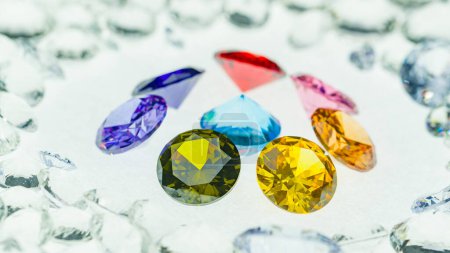 Foto de Diamantes coloridos de varios tamaños se colocan en un círculo central sobre fondo de diamantes blancos.Los diamantes son de la más alta calidad y corte, lo que los convierte en una opción perfecta para cualquier ocasión especial - Imagen libre de derechos