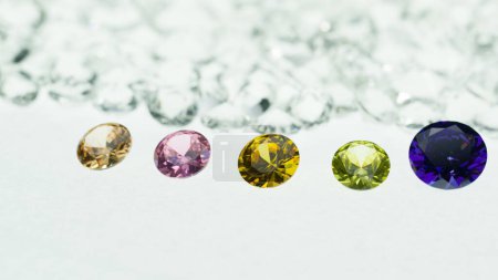 Téléchargez les photos : Diamants colorés de différentes tailles sont placés dans un cercle central sur fond de diamants blancs. Les diamants sont de la plus haute qualité et taille, ce qui en fait un choix parfait pour toute occasion spéciale - en image libre de droit