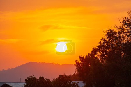 Téléchargez les photos : Ciel incroyable au coucher du soleil. Couleur dégradée. Texture du ciel, fond naturel abstrait - en image libre de droit