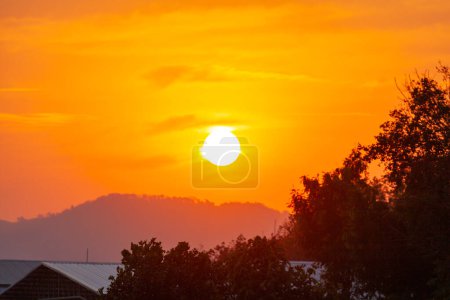 Téléchargez les photos : Ciel incroyable au coucher du soleil. Couleur dégradée. Texture du ciel, fond naturel abstrait - en image libre de droit
