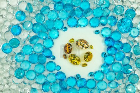 Foto de Grupo de diamantes de oro dispuestos en el medio de diamantes azules - Imagen libre de derechos