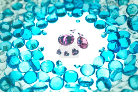 Foto de .Un grupo de diamantes de color rosa dispuestos en el centro de los diamantes azules en un fondo blanco.. Vista superior de los diamantes de color rosa. gemas blancas fondo video 4K.. Diamantes rosados en forma de corazón y tamaño diferente - Imagen libre de derechos