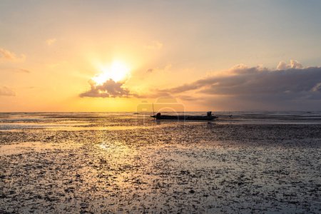Foto de Hermoso amanecer dorado sobre la laguna, Pak Pra en Talay Noi Phatthalung, Tailandia - Imagen libre de derechos