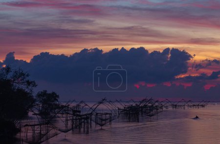 Foto de Increíble cielo colorido en crepúsculo por encima de la trampa de pesca en Pakpra - Imagen libre de derechos