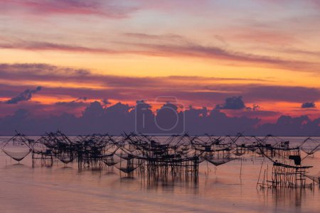 Téléchargez les photos : Incroyable ciel coloré au lever du soleil au-dessus du piège à pêche à Pakpra, Thaïlande - en image libre de droit