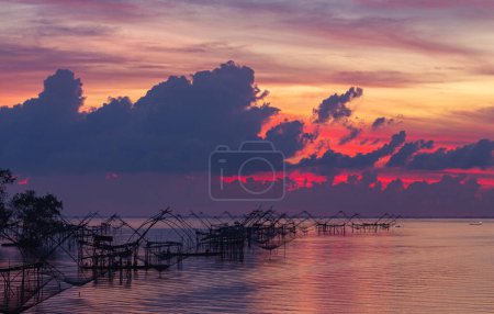 Foto de Increíble cielo colorido al amanecer por encima de la trampa de pesca en Pakpra, Tailandia - Imagen libre de derechos