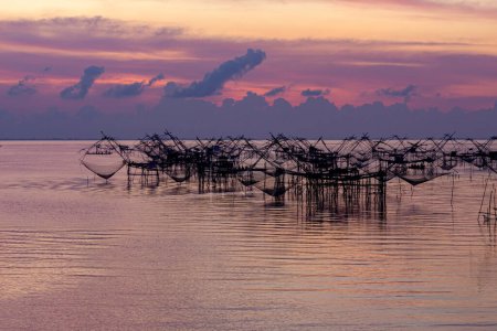 Foto de Increíble cielo colorido al amanecer por encima de la trampa de pesca en Pakpra, Tailandia - Imagen libre de derechos