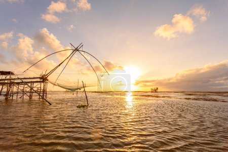 Téléchargez les photos : Incroyable lever de soleil doré au-dessus piège de pêche - en image libre de droit