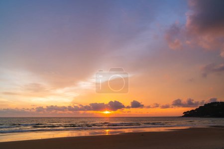 Téléchargez les photos : Ciel rose incroyable au-dessus de la plage de Karon Phuket au coucher du soleil coloré - en image libre de droit