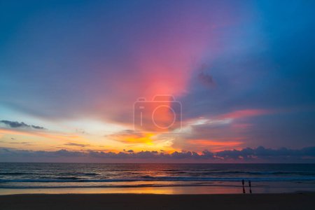 Foto de Increíble cielo rosa sobre la playa de Karon Phuket en colorido atardecer - Imagen libre de derechos