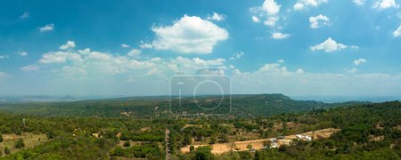 Foto de Vista aérea de nubes blancas en el cielo azul sobre turbinas eólicas en la cima de la montaña en la presa Lam Takong, Nakhon Ratchasima, Tailandia. La energía eólica genera electricidad. Energía limpia. - Imagen libre de derechos