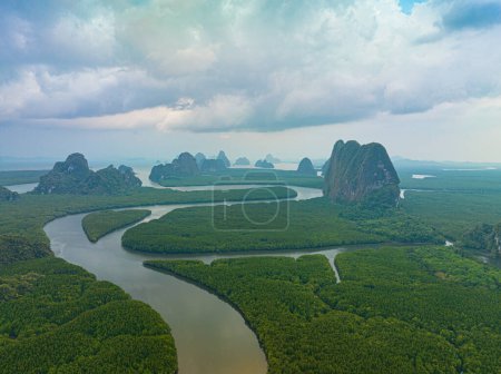 Téléchargez les photos : Canaux serpentant dans les mangroves créant une île en forme de cœur, la Thaïlande. Vue aérienne par drone des magnifiques nuages au-dessus de l'île en forme de cœur. beau nuage de pluie au coucher du soleil. - en image libre de droit