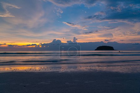 Téléchargez les photos : Incroyable lumière dorée à travers les nuages du coucher du soleil. Ciel romantique coloré et bord de mer, Thaïlande - en image libre de droit
