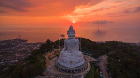 Téléchargez les photos : Vue aérienne du ciel coloré du lever du soleil, statue Big Buddha et l'océan en arrière-plan. Phuket, Thaïlande - en image libre de droit