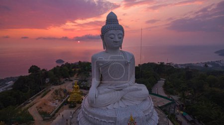 Foto de Vista aérea del colorido cielo del amanecer, la estatua del Gran Buda y el océano en el fondo. Phuket, Tailandia - Imagen libre de derechos