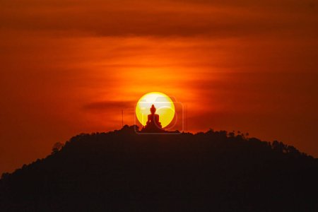 Foto de Increíble cielo rojo al atardecer y Phuket gran Buda en el círculo del sol amarillo. Phuket, Tailandia - Imagen libre de derechos