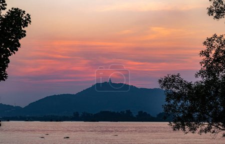 Foto de Increíble cielo rosa atardecer sobre el océano y Phuket gran Buda. Phuket, Tailandia - Imagen libre de derechos
