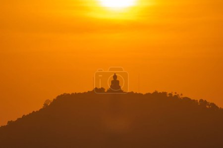 Téléchargez les photos : Ciel spectaculaire coucher de soleil et Phuket grand Bouddha. Phuket, Thaïlande - en image libre de droit