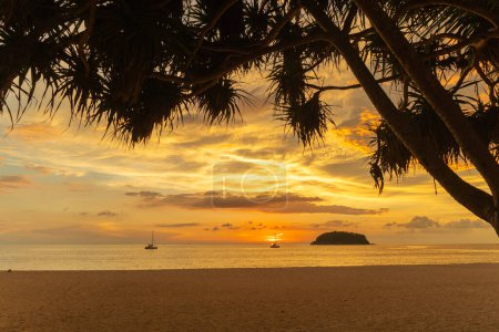Téléchargez les photos : Coucher de soleil sur la mer avec un ciel jaune magnifique - en image libre de droit