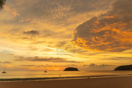 Téléchargez les photos : Coucher de soleil sur la mer avec un ciel jaune magnifique - en image libre de droit