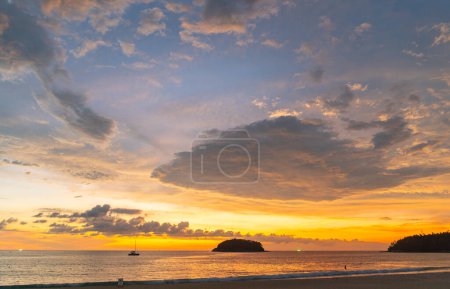 Foto de Puesta de sol sobre el mar con impresionante cielo amarillo - Imagen libre de derechos