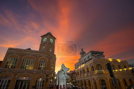 Téléchargez les photos : Phuket, Thaïlande - Octobre, 09, 2023 : beau vieux bâtiment au crépuscule - en image libre de droit