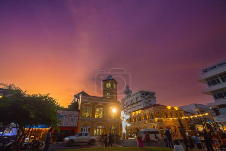 Foto de Phuket, Tailandia - 09 de octubre de 2023: hermoso edificio antiguo en el crepúsculo - Imagen libre de derechos