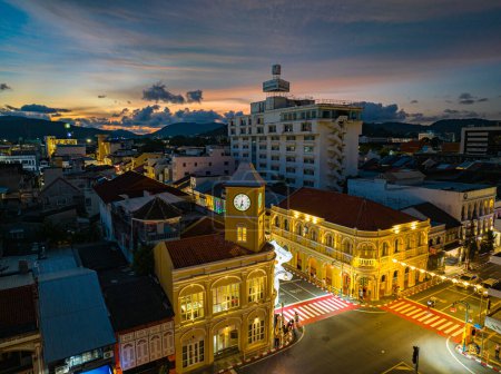 Téléchargez les photos : Phuket, Thaïlande - Octobre, 09, 2023 : beau vieux bâtiment au crépuscule - en image libre de droit