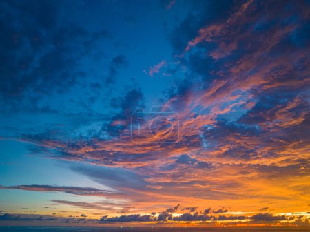 Foto de Increíbles nubes de colores en el cielo del atardecer - Imagen libre de derechos