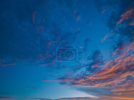 Téléchargez les photos : Nuages colorés incroyables dans le ciel couchant - en image libre de droit