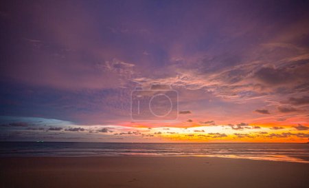 Foto de Nube rosa dulce con sombra púrpura en el cielo azul durante la hermosa puesta del sol - Imagen libre de derechos
