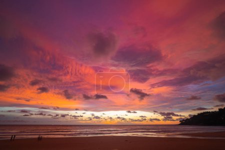 Foto de Nube rosa dulce con sombra púrpura en el cielo azul durante la hermosa puesta del sol - Imagen libre de derechos