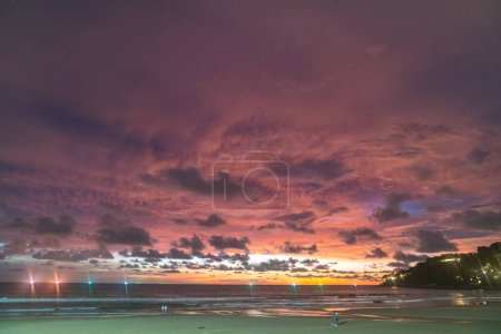 Foto de Increíble cielo rosa en dramático atardecer - Imagen libre de derechos