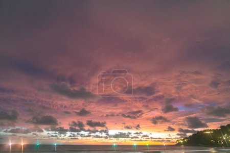 Foto de Escena romántica cielo rosa en la puesta de sol sobre el océano.. Puesta de sol con rayos de luz de color rojo brillante y otros efectos atmosféricos.. nube de colores en el cielo brillante. Cielo textura abstracta naturaleza fondo.. - Imagen libre de derechos
