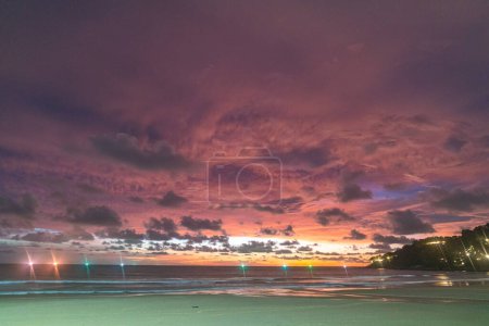 Foto de Increíble cielo rosa en dramático atardecer - Imagen libre de derechos