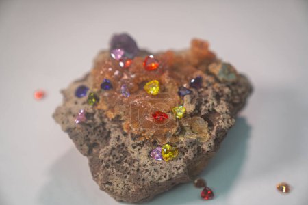 Téléchargez les photos : Beaux diamants multicolores en forme de coeur sertis au sommet gemmes opales brutes.Les minéraux de pierre naturelle qui sont magnifiquement taillés et polis sont précieux et précieux.. - en image libre de droit