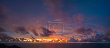 Téléchargez les photos : Ciel rouge rose exotique au coucher du soleil à Karon plage Phuket.. Scène de coucher de soleil ciel romantique coloré avec changement du ciel jaune brillant progressivement devenu rouge. .beau ciel de coucher de soleil dans la nature et Voyage - en image libre de droit