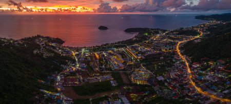 Téléchargez les photos : Paysage panorama éclairage à la plage de Kata - en image libre de droit